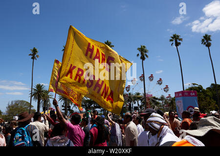 Drapeau d'Hare Krishna transporté dans un mars pendant la célébration du Festival de St Kilda, Melbourne, Australie. Banque D'Images