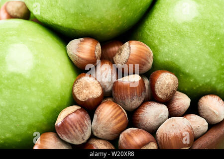 Noisettes marron et vert vif de pommes Granny Smith close-up. Banque D'Images