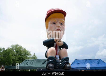 Les membres du groupe de protestation Code rose mis en place une statue de Président des Etats-Unis, Donald J. Trump tweeter d'un golden toilettes à Washington, DC, États-Unis, le 4 juillet 2019, pour protester contre son hommage à l'Amérique du discours. Le groupe estime que la participation du président à 4 juillet célébrations est de politiser un non-politique vacances. Credit : Stefani Reynolds/CNP | conditions dans le monde entier Banque D'Images