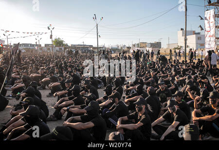 Gaza, la Palestine. Le 04 juillet, 2019. Les jeunes Palestiniens de démontrer leurs compétences au cours d'une cérémonie de remise des diplômes de type militaire dans un camp d'été organisé par le Jihad islamique, dans la ville de Gaza. Credit : SOPA/Alamy Images Limited Live News Banque D'Images