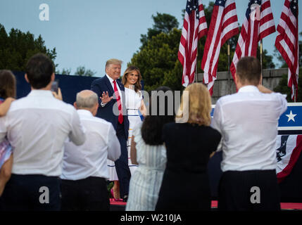 Le Président américain Donald Trump et la Première Dame Melania Trump arrivent durant la quatrième de juillet, Fête 'Salute' event à l'Amérique à Washington, DC, États-Unis, le Jeudi, Juillet 4, 2019. La Maison Blanche a déclaré que le message de l'atout n'est pas politique -- Trump est un discours appelant la 'Salute' à l'Amérique -- mais c'est comme la campagne 2020 est en train de chauffer. Crédit : Al Drago/CNP/MediaPunch via Piscine Banque D'Images