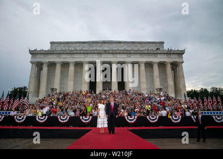 Le Président américain Donald Trump et la Première Dame Melania Trump arrivent durant la quatrième de juillet, Fête 'Salute' event à l'Amérique à Washington, DC, États-Unis, le Jeudi, Juillet 4, 2019. La Maison Blanche a déclaré que le message de l'atout n'est pas politique -- Trump est un discours appelant la 'Salute' à l'Amérique -- mais c'est comme la campagne 2020 est en train de chauffer. Crédit : Al Drago/CNP/MediaPunch via Piscine Banque D'Images