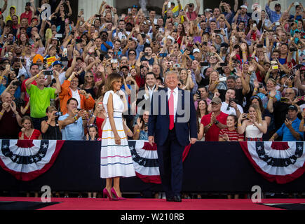 Washington, DC, USA. 4 juillet, 2019. Le Président américain Donald Trump et la Première Dame Melania Trump arrivent durant la quatrième de juillet, Fête 'Salute' event à l'Amérique à Washington, DC, États-Unis, le Jeudi, Juillet 4, 2019. La Maison Blanche a déclaré que le message de l'atout n'est pas politique -- Trump est un discours appelant la 'Salute' à l'Amérique -- mais c'est comme la campagne 2020 est en train de chauffer. Crédit : Al Drago/Piscine via CNP | Conditions de crédit dans le monde entier : dpa/Alamy Live News Banque D'Images