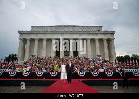 Washington, DC, USA. 4 juillet, 2019. Le Président américain Donald Trump et la Première Dame Melania Trump arrivent durant la quatrième de juillet, Fête 'Salute' event à l'Amérique à Washington, DC, États-Unis, le Jeudi, Juillet 4, 2019. La Maison Blanche a déclaré que le message de l'atout n'est pas politique -- Trump est un discours appelant la 'Salute' à l'Amérique -- mais c'est comme la campagne 2020 est en train de chauffer. Crédit : Al Drago/Piscine via CNP | Conditions de crédit dans le monde entier : dpa/Alamy Live News Banque D'Images