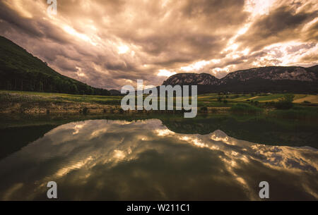 Montagnes reflété sur le lac. ciel nuageux en Basse Autriche Hohe Wand Banque D'Images