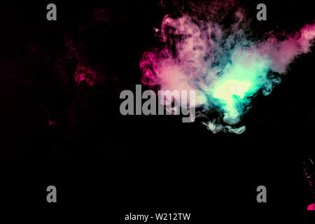 Fond de couleur avec des nuages de fumée à partir de la liquidation des différentes formes de rose, vert et bleu avec des langues de flammes sur une île noire Banque D'Images