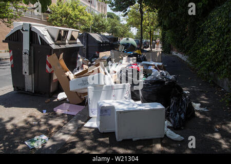 Roma, Italie. 06Th Juillet, 2019. Les bennes à ordures et plein d'ordures abandonnées sur les trottoirs dans le quartier de Monteverde Crédit : Matteo Nardone/Pacific Press/Alamy Live News Banque D'Images