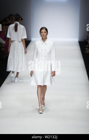 Berlin, Allemagne. 06Th Juillet, 2019. La photo montre modèles sur la mode avec la collection printemps/été 2020 de la Designer RIANI chez Mercedes-Benz Fashion Week. Credit : Simone Kuhlmey/Pacific Press/Alamy Live News Banque D'Images