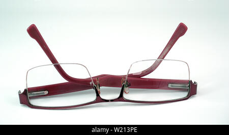 Ancienne paire de lunettes de vision vision cadre heureux smiley sur fond blanc Banque D'Images