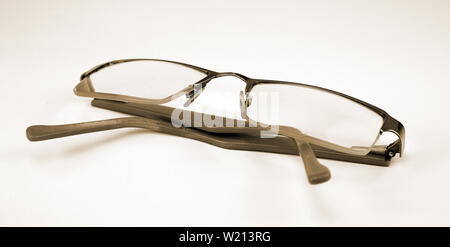 Ancienne paire de lunettes de vision vision cadre heureux smiley sur fond blanc Banque D'Images