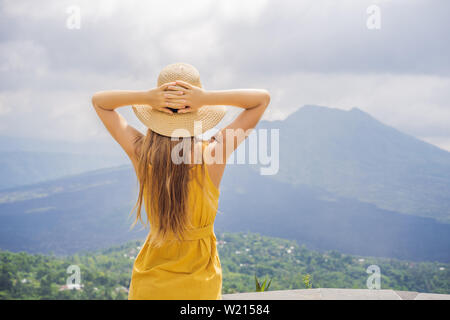 Woman traveler regardant Batur volcano. L'Indonésie Banque D'Images