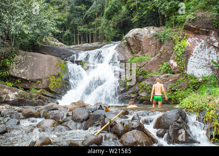 Les garçons jouent la cascade qui descend des montagnes. à Phu Soi Dao cascade dans Loei ,Thaïlande. Banque D'Images