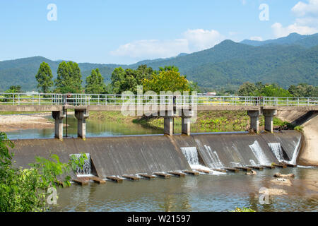 Pont sur le béton weir dans la rivière. Qui s'écoule de la montagne Banque D'Images