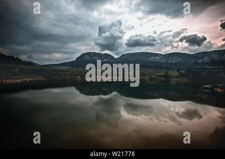 Montagnes reflété sur le lac. ciel nuageux en Basse Autriche Hohe Wand Banque D'Images