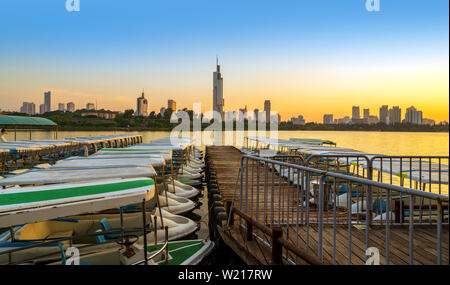 Nanjing Lac Xuanwu District financier paysage crépuscule Banque D'Images