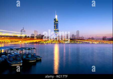 Lac Xuanwu Nanjing Financial District building paysage nuit Banque D'Images