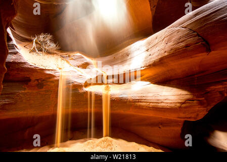 Sable tombe dans le Slot Canyon en Page en Arizona Banque D'Images