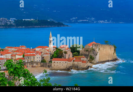 Vue sur la vieille ville de Budva avec la Citadelle et la mer adriatique au Monténégro sur les Balkans au coucher du soleil Banque D'Images