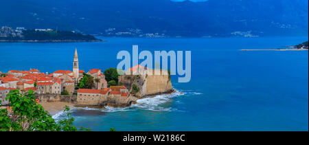 Vue panoramique de la vieille ville de Budva avec la Citadelle et la mer adriatique au Monténégro sur les Balkans au coucher du soleil Banque D'Images