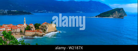 Vue panoramique de la vieille ville de Budva avec la Citadelle et la mer adriatique au Monténégro sur les Balkans au coucher du soleil Banque D'Images