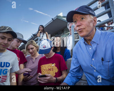 Des Moines, Iowa, USA. 4 juillet, 2019. L'ancien Vice-président américain Joe Biden parle aux fans à l'Iowa Cubs jeu. Trente personnes sont devenus citoyens américains au cours d'une cérémonie de naturalisation à l'Iowa Cubs jeu de Des Moines. La cérémonie de naturalisation est un Iowa Cubs 4 Juillet la tradition. C'est la 11e année, ils ont organisé la cérémonie. Crédit : Jack Kurtz/ZUMA/Alamy Fil Live News Banque D'Images