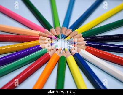 Crayon de couleur gros plan sur papier bleu arrière-plan. Macro d'un groupe de crayons dans un cercle. Concept d'entreprise, d'équipe, groupe uni Banque D'Images