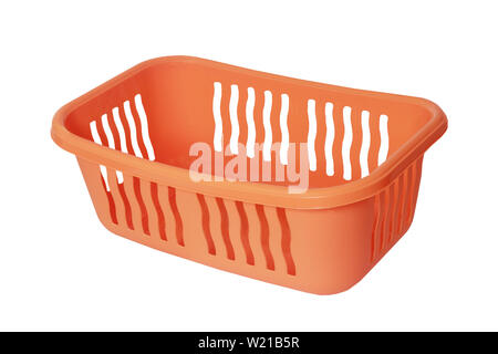 Panier vide isolé. Un panier à linge en plastique orange vide isolé sur un fond blanc. Objets ménagers. Banque D'Images