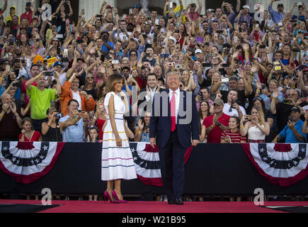 4 juillet 2019, Washington, District of Columbia, États-Unis : le président américain Donald Trump et la Première Dame MELANIA TRUMP arrivent durant la quatrième de juillet, Fête 'Salute' event à l'Amérique à Washington, DC, États-Unis, le Jeudi, Juillet 4, 2019. La Maison Blanche a déclaré que le message de l'atout n'est pas politique -- Trump appelle le discours d'un ''Salute'' à l'Amérique -- mais c'est comme la campagne 2020 est en train de chauffer. Crédit : Al Drago/CNP/ZUMA/Alamy Fil Live News Banque D'Images