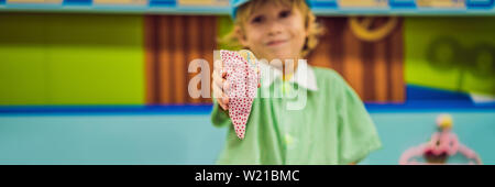 Un garçon joue dans une cuisine, fait un jouet ice cream BANNER, format long Banque D'Images