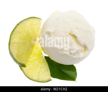 Vue à vol d'oiseau de cuillère à crème glacée de citron avec des tranches de citron et d'une seule feuille de citron isolé sur fond blanc Banque D'Images