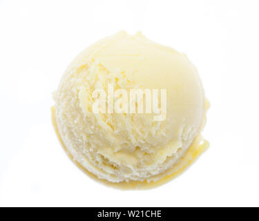 Vue de dessus d'une seule boule de crème glacée d'ananas avec aucune décoration isolé sur fond blanc Banque D'Images