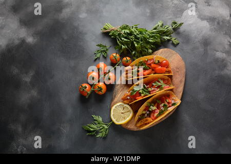 Les tacos de poulet grillé et légumes - style mexicain Banque D'Images