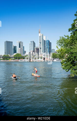 Francfort, Allemagne. Juillet 2019. Certains les canoéistes sur la rivière Main avec l'horizon de la ville en arrière-plan Banque D'Images