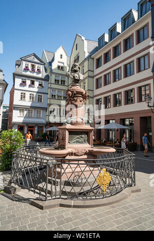 Francfort, Allemagne. Juillet 2019. Le Friedrich-Stoltze-Brunnen fontaine au Hühnermarkt square dans le centre-ville Banque D'Images