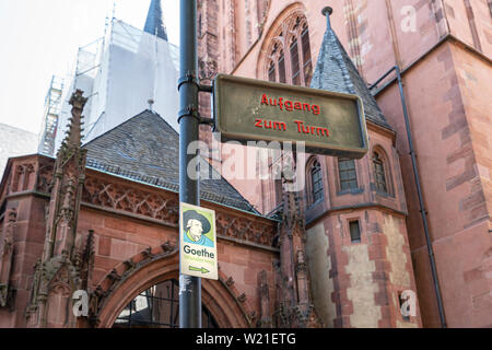 Francfort, Allemagne. Juillet 2019. Un signe indiquant la direction du Goethe Wonderweg Banque D'Images