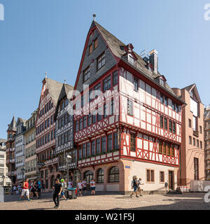 Francfort, Allemagne. Juillet 2019. Les maisons typiques donnant sur la Place Römerberg dans le centre-ville Banque D'Images