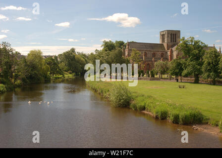 La rivière Tyne et Haddington en été de l'église Sainte-Marie Banque D'Images
