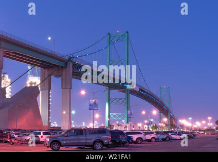 Image, regardant vers l'est, montrant le pont Vincent Thomas dans le port de Los Angeles. Il relie San Pedro à terminal Island. Banque D'Images