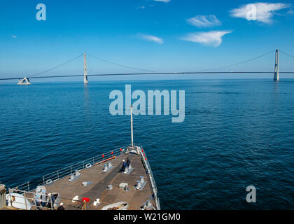 190628-N-A530-1080 détroits danois (28 juin 2019) l'île de Whidbey-class amphibious landing ship dock USS Fort McHenry (LSD 43) approche le Grand Belt Link Bridge pendant la traversée du détroit du Danemark, le 28 juin 2019. Le Fort McHenry est sur un déploiement prévu dans le cadre du groupe amphibie Kearsarge en soutien d'opérations de sécurité maritime, d'intervention en cas de crise et le théâtre de la coopération en matière de sécurité, en offrant également une présence navale de l'avant. (U.S. Photo par marine Spécialiste de la communication de masse 2e classe Chris Roys/libérés) Banque D'Images