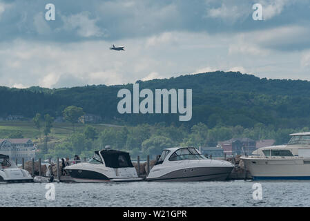 L'équipe de démonstration de F-22 Raptor vole au-dessus de la foule lors de l'exécution à l'échelle nationale Fête de la cerise à Traverse City (Michigan), le 29 juin 2019. Représentant l'Armée de l'air et de l'Air Combat Command, le F-22 de l'équipe de démonstration de l'air voyages 25 montre une saison de mettre en valeur la performance et les capacités de la world's premier chasseur de 5e génération. (U.S. Photo de l'Armée de l'air par Slt Samuel Eckholm) Banque D'Images