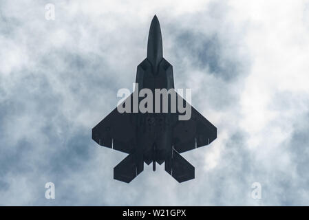 Le F-22 Raptor survole Traverse City (Michigan), au cours de la fête de la cerise le 29 juin 2019. Représentant l'Armée de l'air et de l'Air Combat Command, le F-22 de l'équipe de démonstration de l'air voyages 25 montre une saison de mettre en valeur la performance et les capacités de la world's premier chasseur de 5e génération. (U.S. Photo de l'Armée de l'air par Slt Samuel Eckholm) Banque D'Images