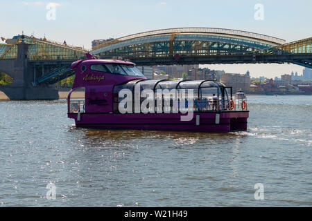 Moscou, Russie - le 6 mai 2019, navire de plaisance - une rivière tram a lieu sur la rivière de Moscou avant de la gare Kievsky quayside Banque D'Images