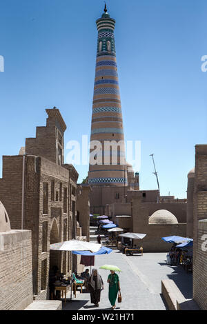 L'Islam Khoja mosquée et minaret : complexe, le minaret est le symbole de Khiva, Ouzbékistan, étals de vente au détail plus Banque D'Images