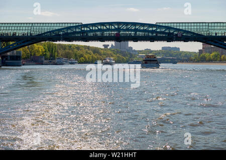 Moscou, Russie - le 6 mai 2019 : Vue de l'Andreevsky pont sur la rivière de Moscou et de tourisme de plaisance sur une journée d'été Banque D'Images