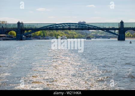 Moscou, Russie - le 6 mai 2019 : Vue de l'Andreevsky pont sur la rivière de Moscou et de tourisme de plaisance sur une journée d'été Banque D'Images