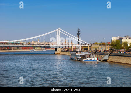 Moscou, Russie - le 6 mai 2019 : Voir des Tatars de pont sur la rivière de Moscou et de tourisme de plaisance sur une journée d'été Banque D'Images