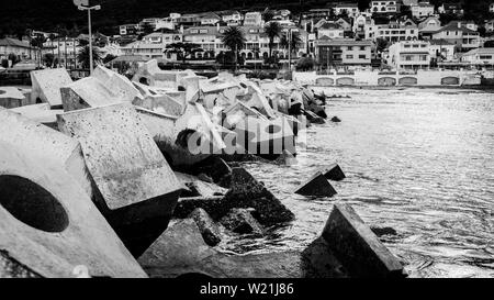 Le mur du port de Kalk Bay a placé dolosses pour protéger le petit port de pêche's quay de tempête sur l'Afrique du Sud, l'érosion de la Baie d'Fale littoral Banque D'Images