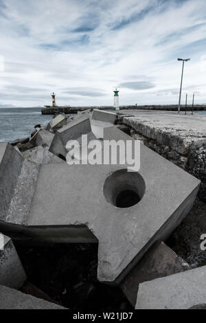 Le mur du port de Kalk Bay a placé dolosses pour protéger le petit port de pêche's quay de tempête sur l'Afrique du Sud, l'érosion de la Baie d'Fale littoral Banque D'Images