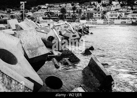 Le mur du port de Kalk Bay a placé dolosses pour protéger le petit port de pêche's quay de tempête sur l'Afrique du Sud, l'érosion de la Baie d'Fale littoral Banque D'Images