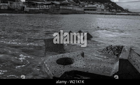 Le mur du port de Kalk Bay a placé dolosses pour protéger le petit port de pêche's quay de tempête sur l'Afrique du Sud, l'érosion de la Baie d'Fale littoral Banque D'Images